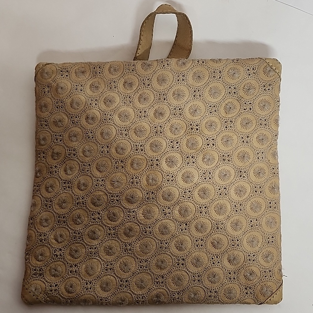 Vintage Y2K BCBG Maxaria Tan Unique Rare Handbag. - Picture 4 of 13